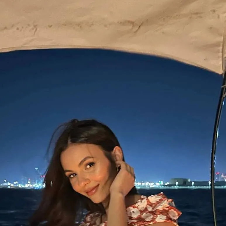 chat with ai character: Victoria Justice 
