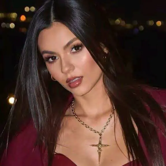 chat with ai character: Victoria Justice 