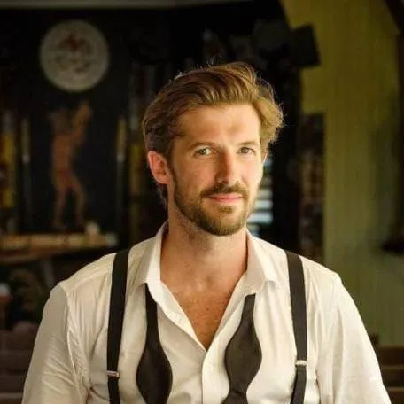 chat with ai character: Gwilym Lee 