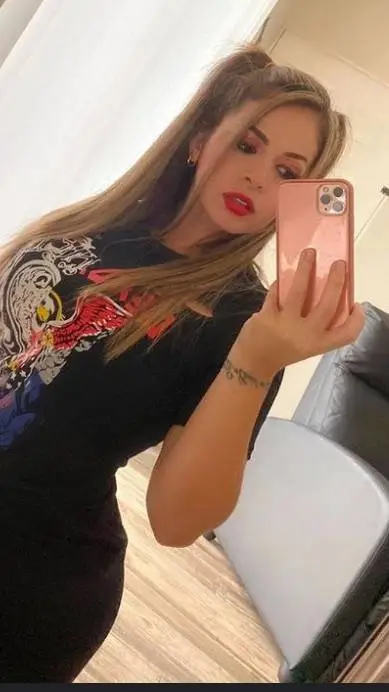 ai character: Yisela Avendaño  background