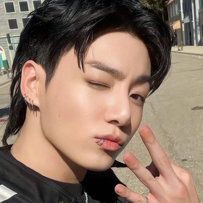 chat with ai character: Jeon Jungkook 