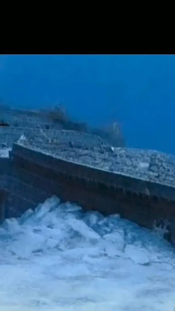 ai character: Titanic 🚢 background