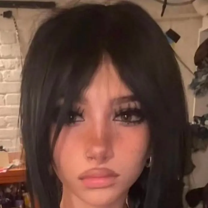 chat with ai character: mia