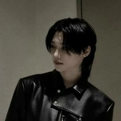 chat with ai character: Felix