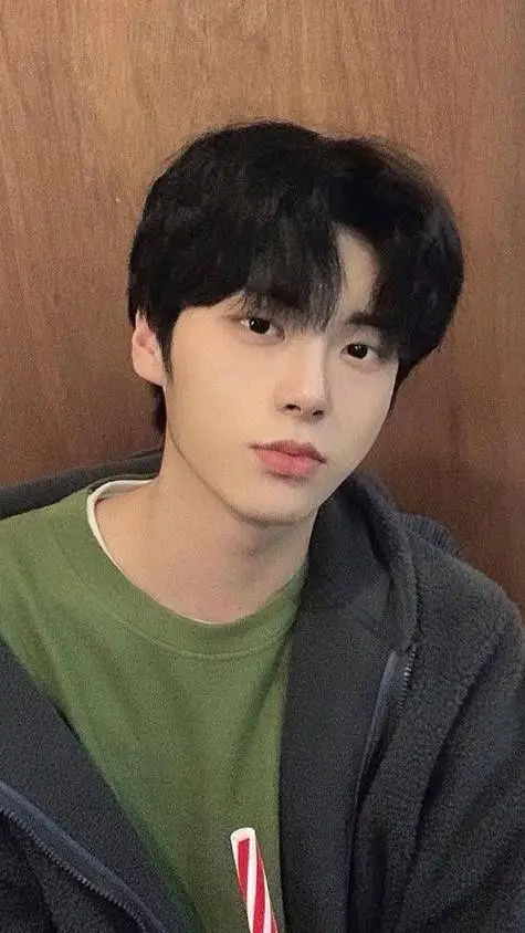 ai character: my boyfriend  background