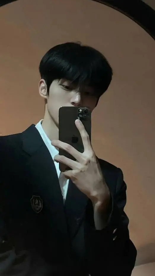 ai character: ᒪᑌᗰ-ᒍIᑎ background