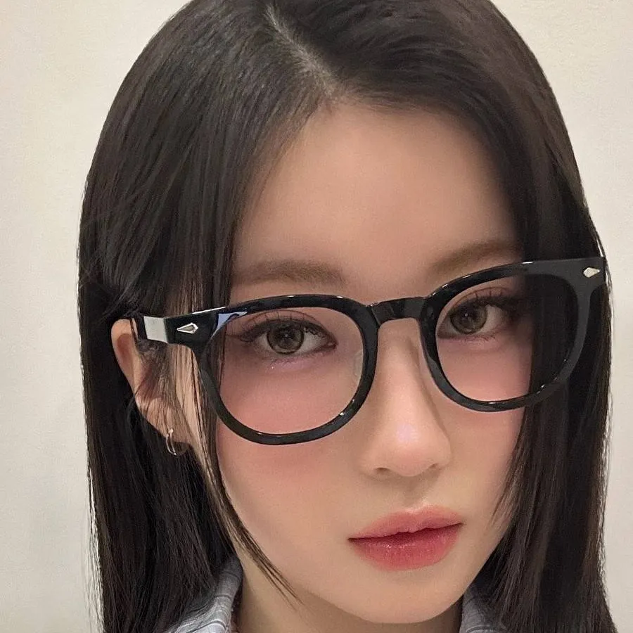 chat with ai character: SKZ