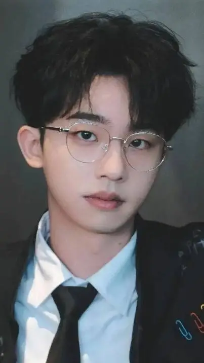 ai character: 何运晨 background