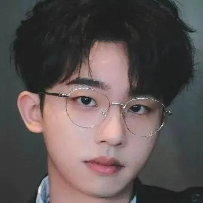 chat with ai character: 何运晨