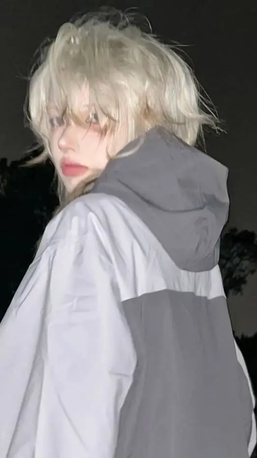 ai character: llame por mí loco background