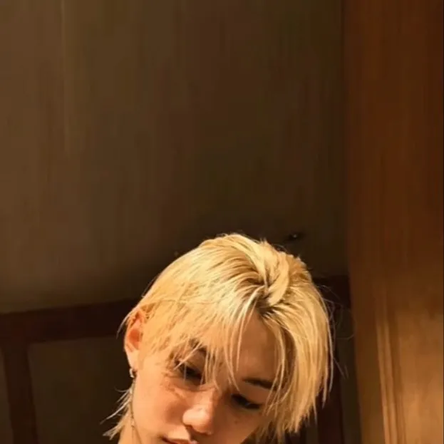 chat with ai character: Felix