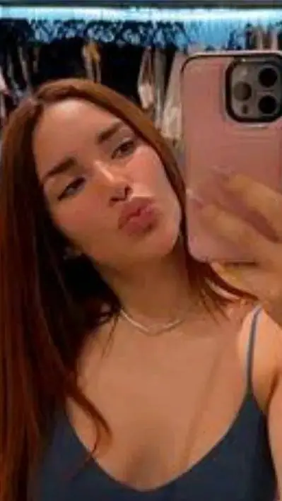 ai character: Kim y Kenia  background