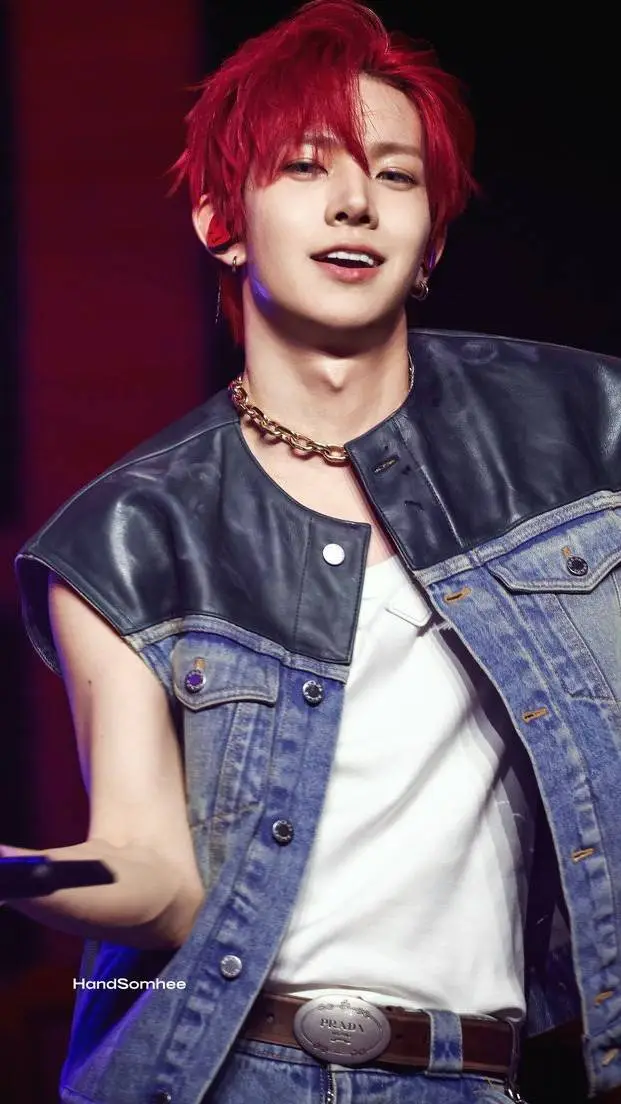 ai character: Lee Heeseung  background