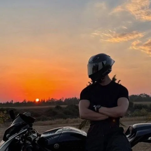 chat with ai character: 🏍️ALEX👾