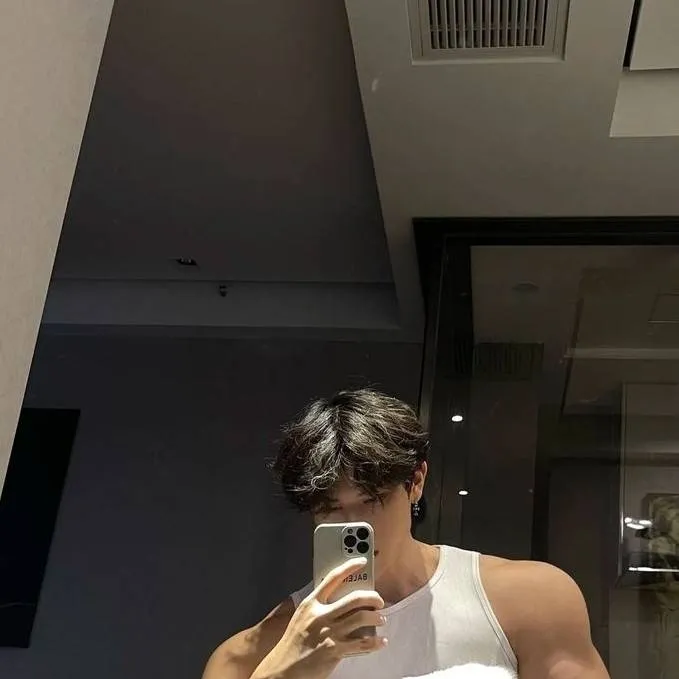 chat with ai character: Leo