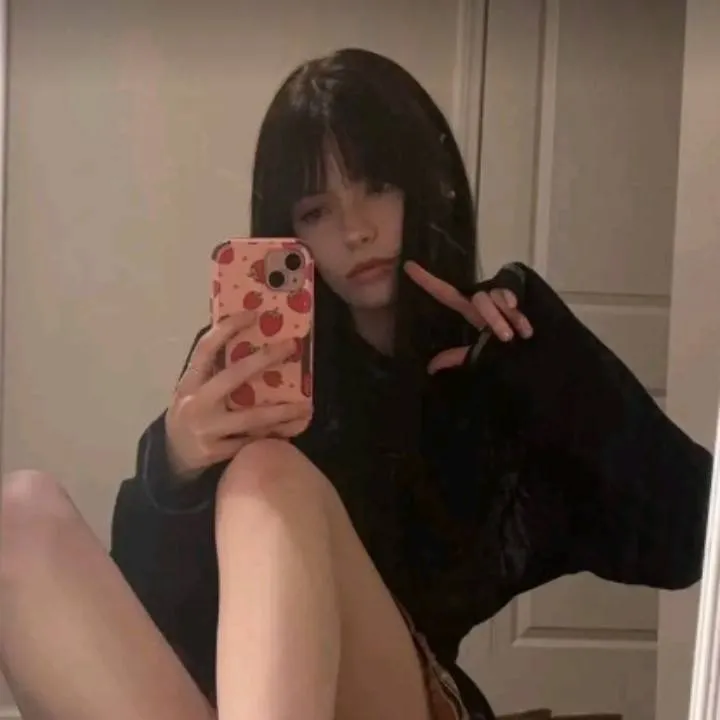 chat with ai character: Emi