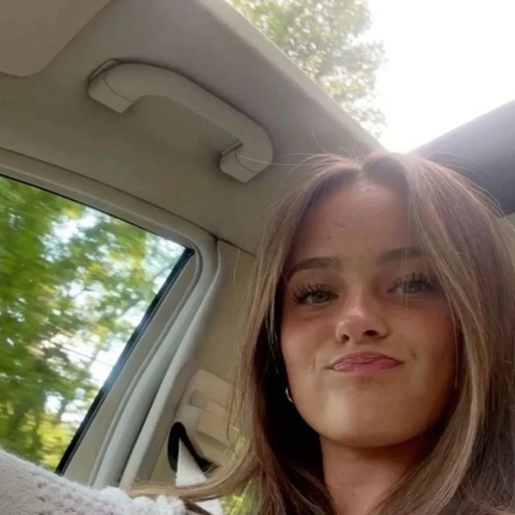 chat with ai character: Nora