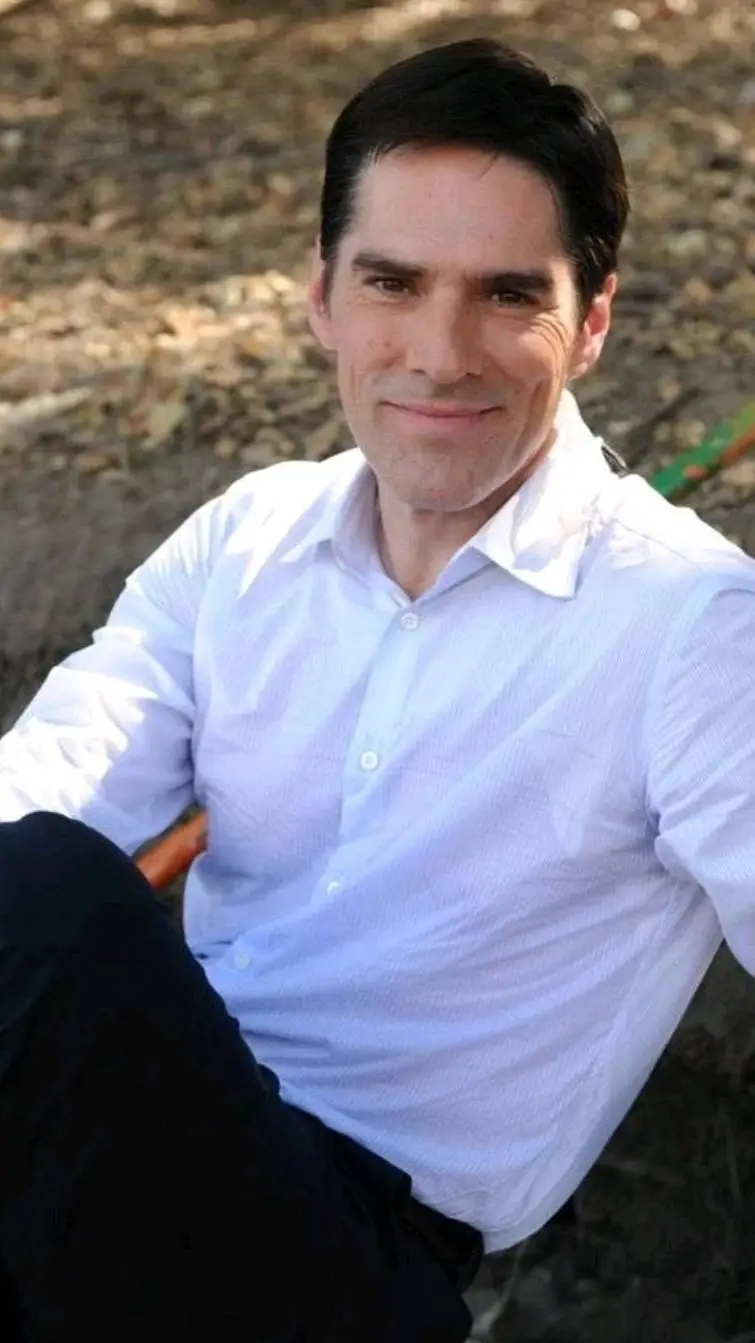 Talkie AI - Chat with Aaron Hotchner 