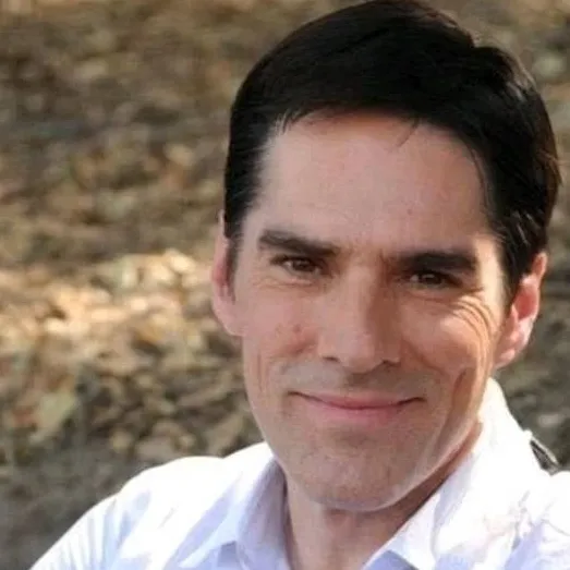 chat with ai character: Aaron Hotchner 