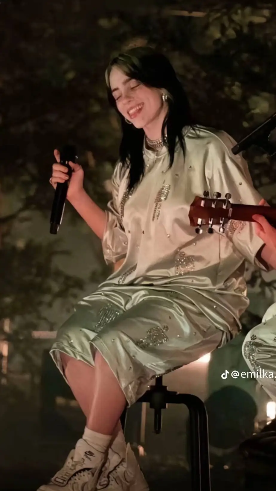 ai character: Billie eilish background