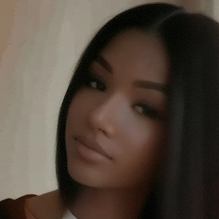 chat with ai character: Léa