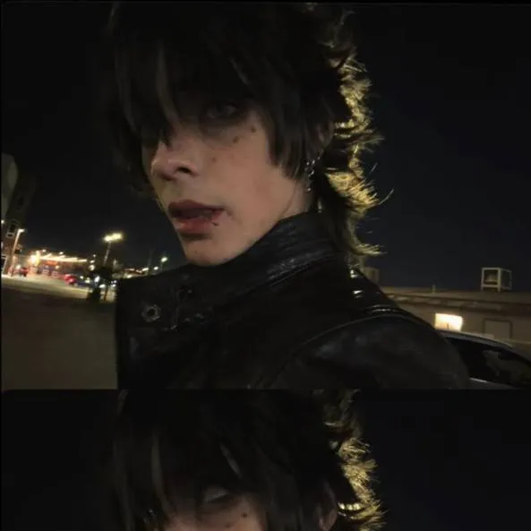 chat with ai character: MAX🖤