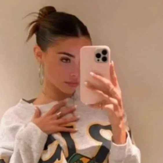 chat with ai character: madison beer