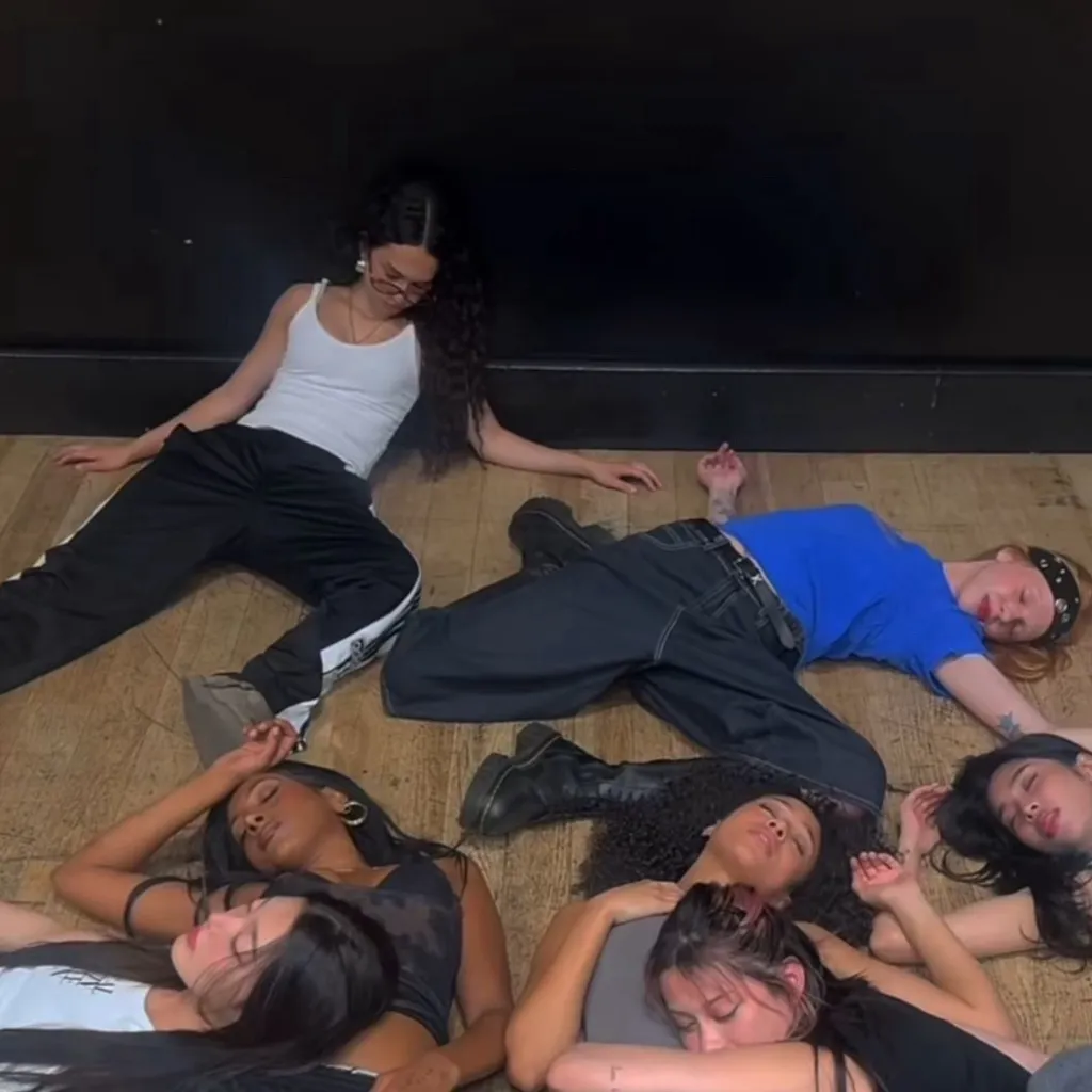 chat with ai character: katseye