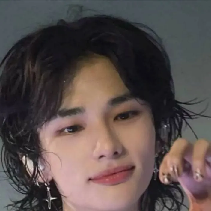 chat with ai character: hyunjin