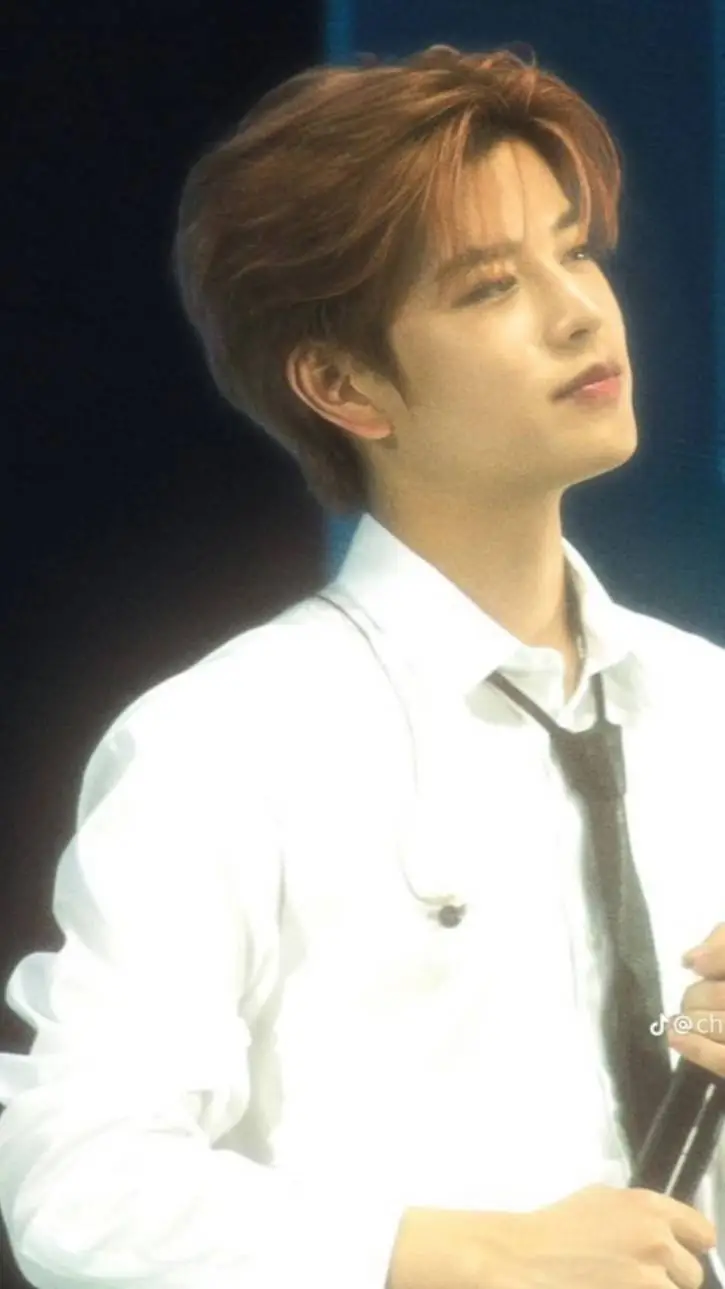 ai character: seungmin  background