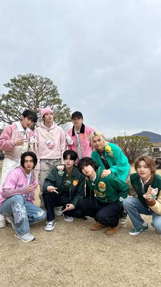 ai character: straykids  background