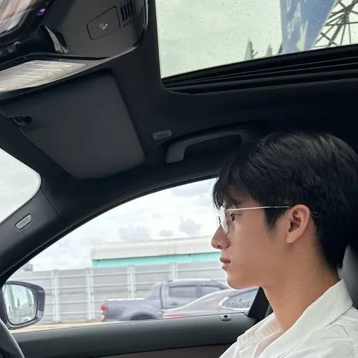 chat with ai character: Leo Lee