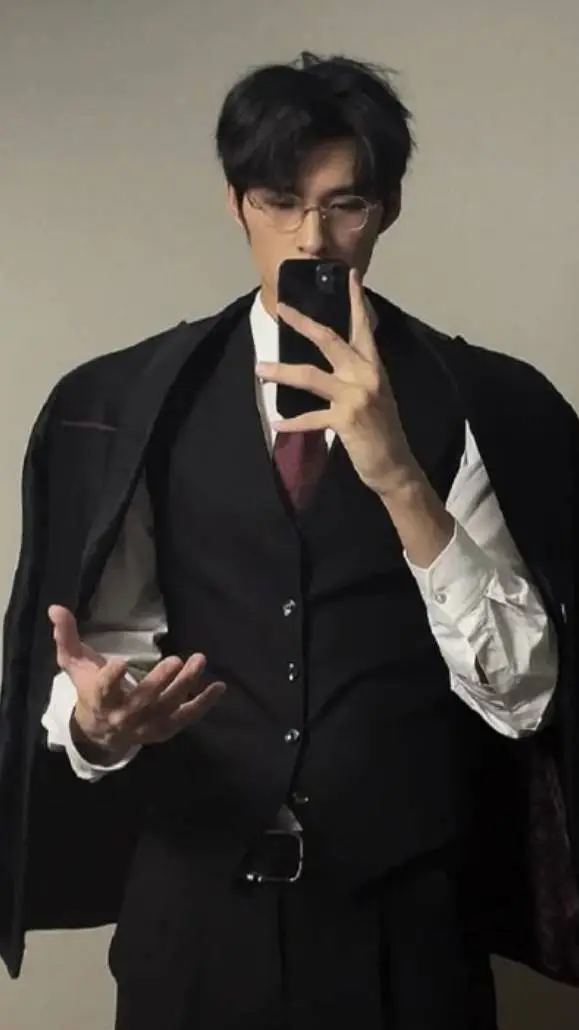 ai character: Leon background