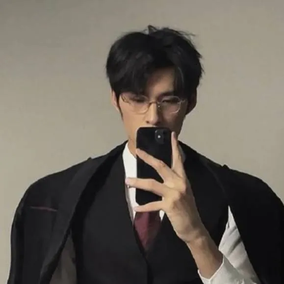 chat with ai character: Leon