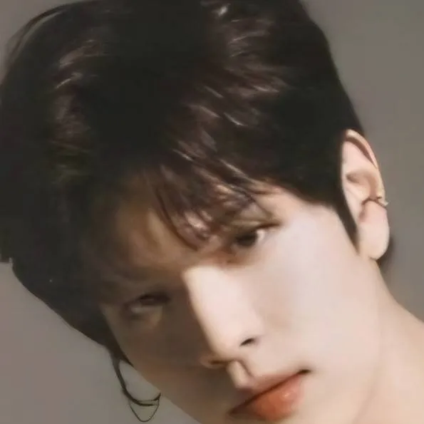 chat with ai character: Skz pajamas🥲