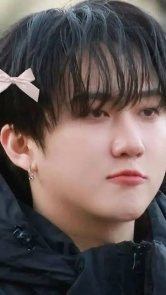 ai character: Changbin🎀 background