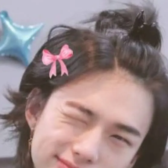 chat with ai character: Hyunjin🎀