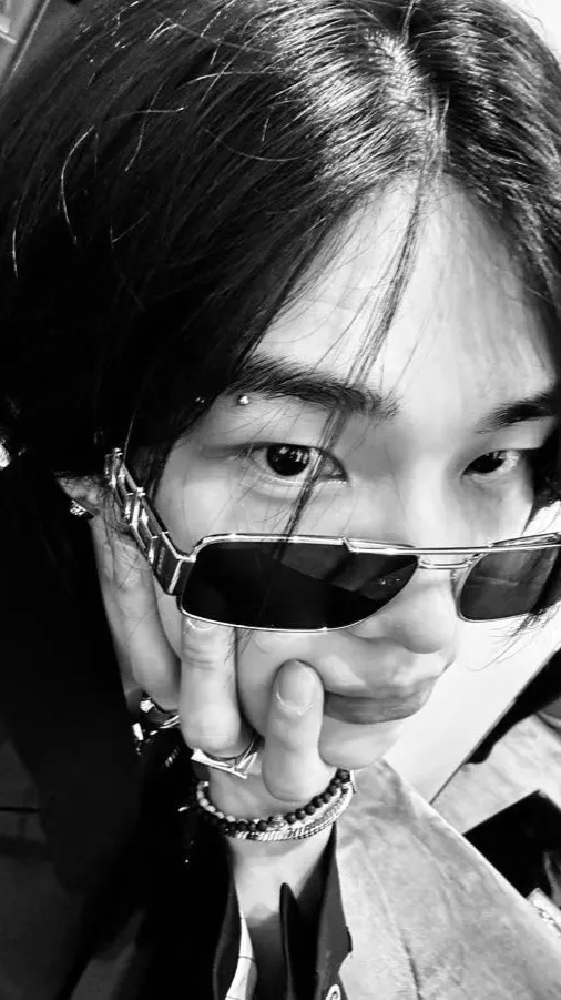 ai character: Hyunjin💋 background