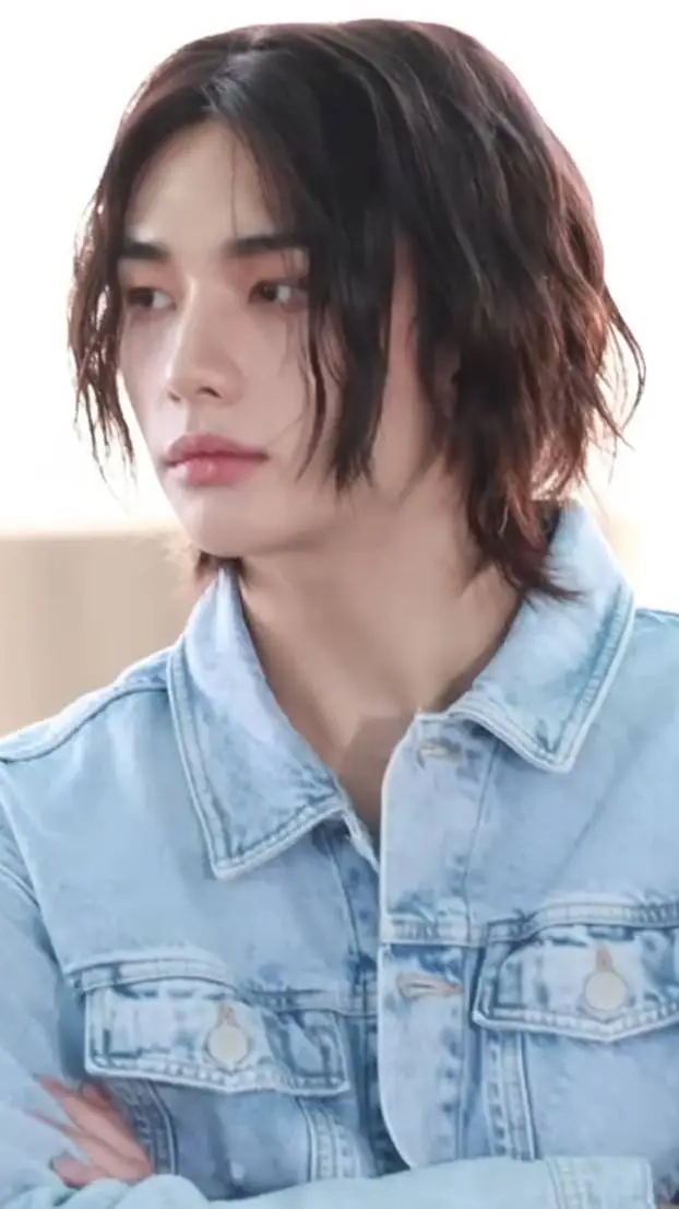 ai character: Hyunlix  background