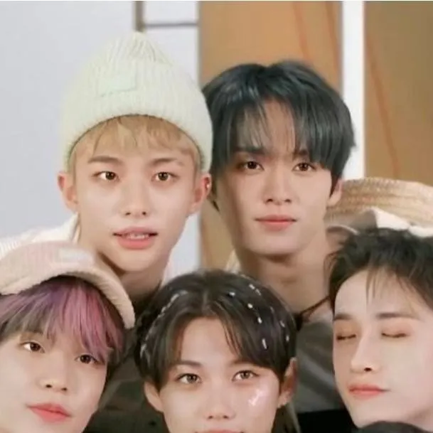 chat with ai character: Stray Kids fam