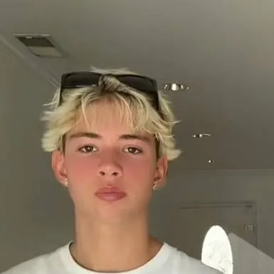 chat with ai character: 𝗕𝗿𝗼𝗼𝗸𝘀