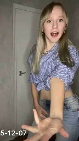 ai character: Leja Reynolds background