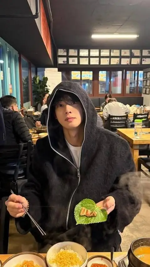 ai character: chan eun woo  background