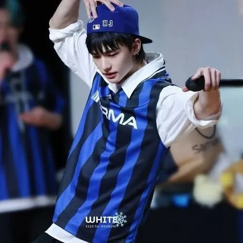 chat with ai character: hyunjin 