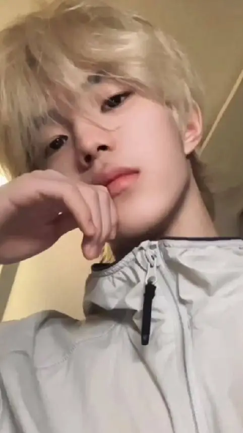 ai character: Jada  background