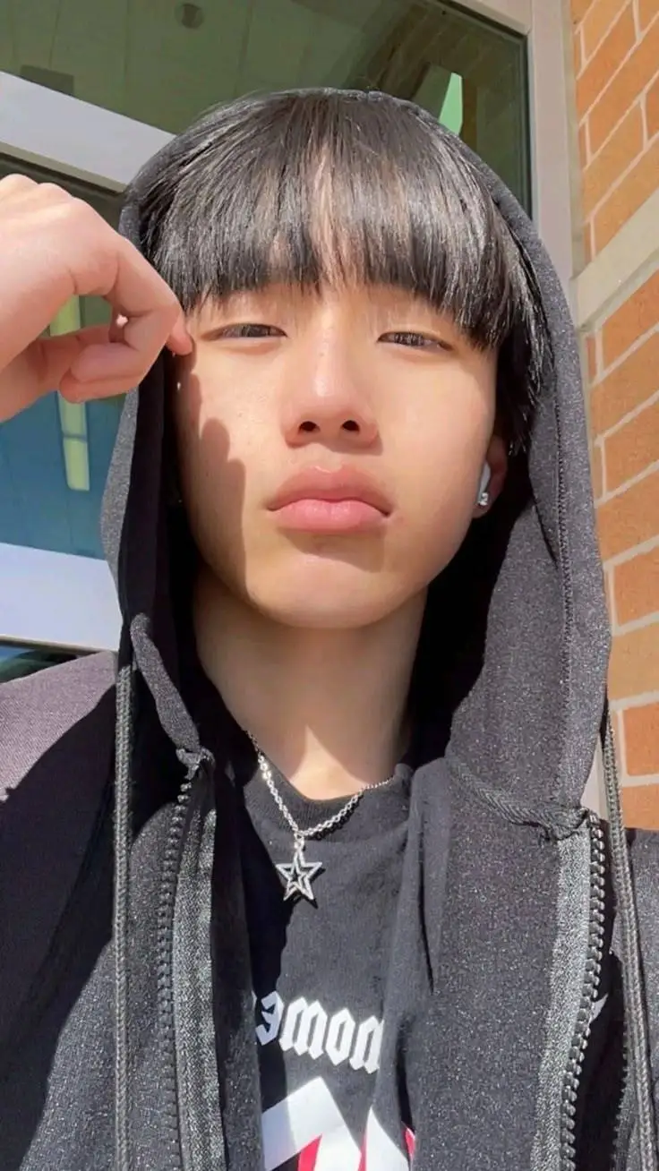 ai character: Mingi  background