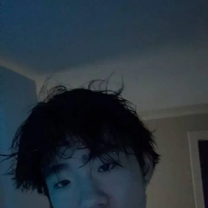 chat with ai character: Zhen 