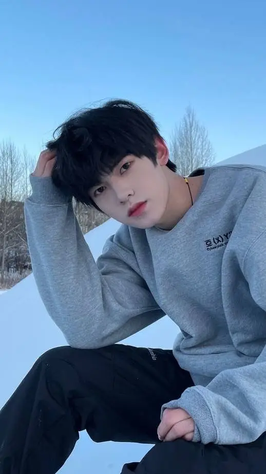 ai character: Hwan kim  background