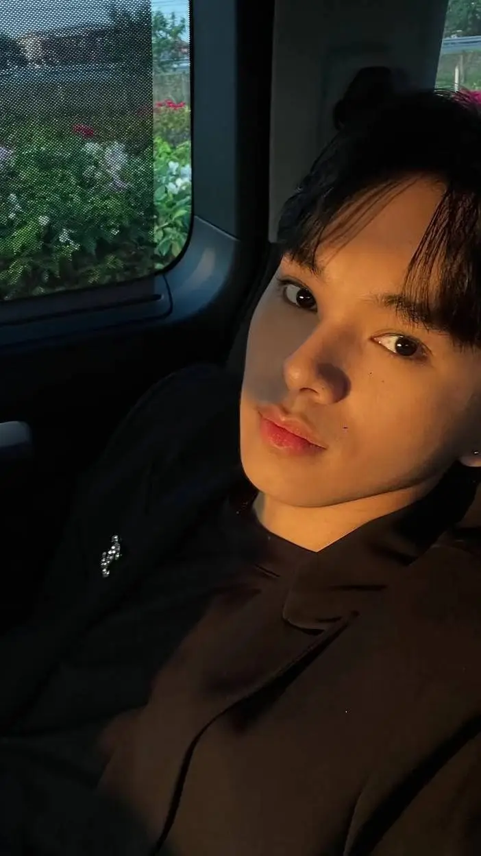 ai character: ETHAN DAVID background