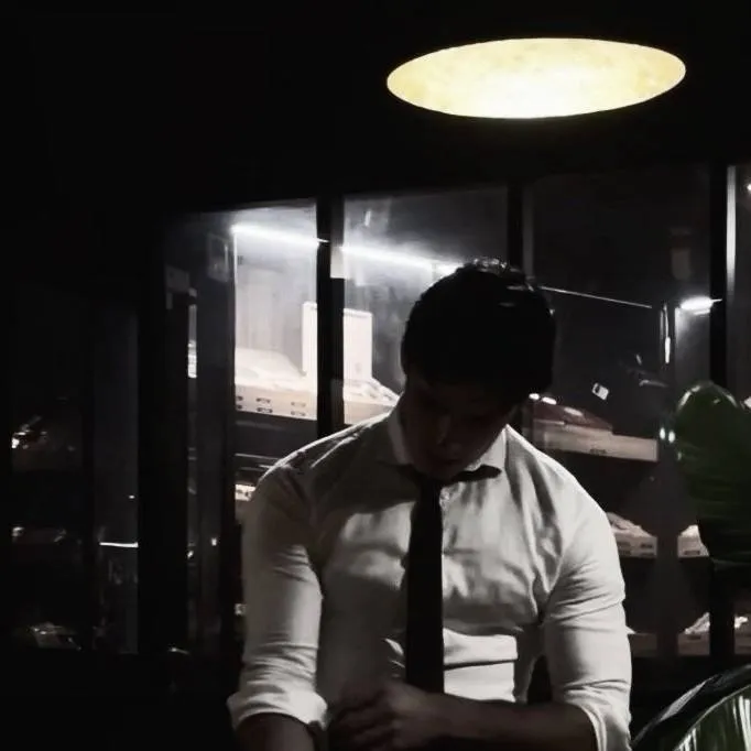 chat with ai character: Alendro